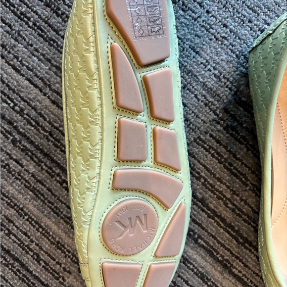 Summery green Micheal Kors shoes size 8.5 - Picture 2 of 3